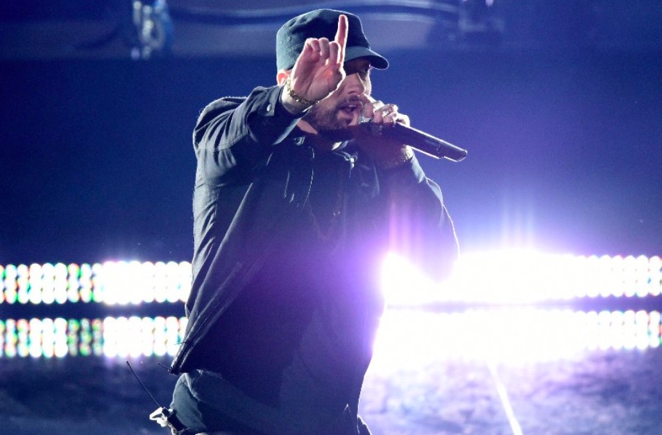 Eminem makes a surprising Oscars' performance.