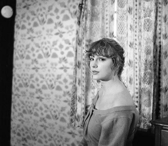 Taylor Swift to release new version of her 2008 album, "Fearless"