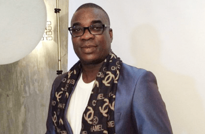 White Men dance to Wasiu Ayinde's song 'Ade Ori Okin' in Nightclub