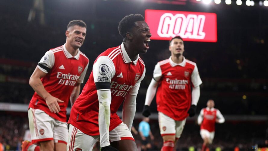 Arsenal demolish West Ham to strengthen their Premier League lead.