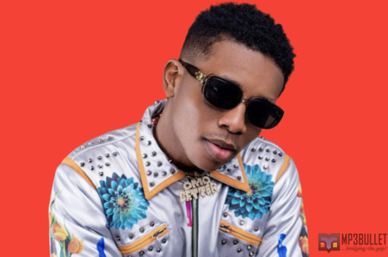 Small Doctor storms Lagos market dressed as Father Christmas, gives people money.